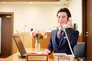 「ホテルのフロント」未経験者OK!◎年間休日120日以上!福利厚生充実◎安心して長く働けます。
